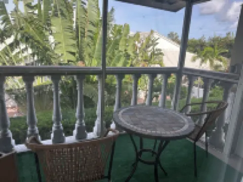 Cozy Coastal Getaway / Short walk to Intracoastal / Pool Access.