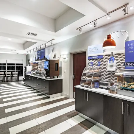 Holiday Inn Express & Suites SHREVEPORT SOUTH - PARK PLAZA by IHG
