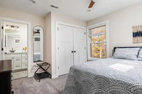 4Bd Brand New - Modern & Spacious, Pet Friendly, Hot Tub, Mt View Retreat