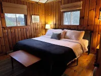 Charming 3-bedroom lakefront house with large yard and sandy beach Hotels in Colchester