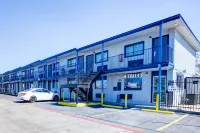 Super 7 Inn By OYO San Antonio NW Medical Center - parkir