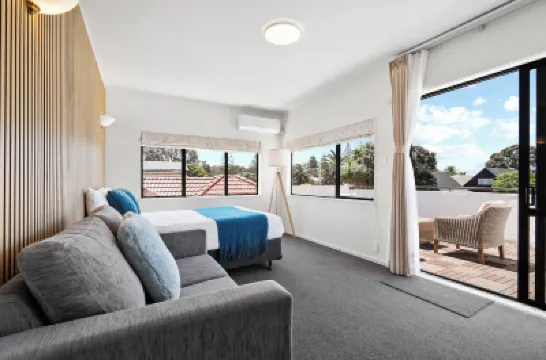 Summer Inn Motel - Newly Renovated, 2 Min Walk to Orewa Beach Hotels near Orewa Beach