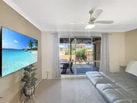 Our Haven: 4-Bed Escape Near Beach & Mogo Trails Hotels in Batehaven