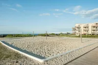 Luxury Beach Condo 5 Min Walk to Beach & Shops! - Wifi