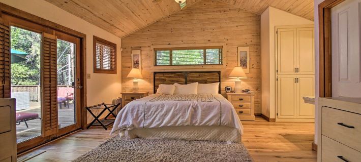 5 Mi to Hiking: Custom Cabin w/ Deck in Arnold! Hotéis em Arnold
