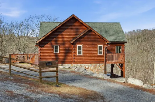 Long Range Views + Serenity! 4 BR Cabin with Hot Tub, Game Room, Fire Pit!