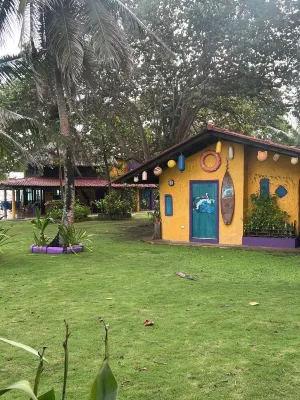 BEACH FRONT HOUSE SURROUNDeD BY 2 PRIVATE BEACHES Hoteles en 