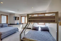 Bright Downtown Telluride Condo - Steps to Lift! - parkir
