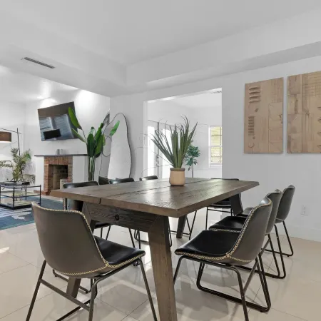 7BD Downtown Oasis Pool