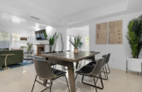 7BD Downtown Oasis Pool