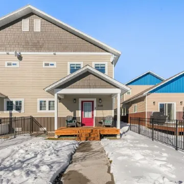 Relax in Spacious Comfort; Walk to Main St. and Trails. 30 Min to Crested Butte