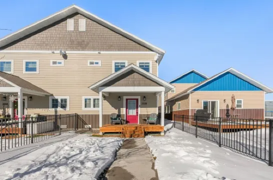 Relax in Spacious Comfort; Walk to Main St. and Trails. 30 Min to Crested Butte