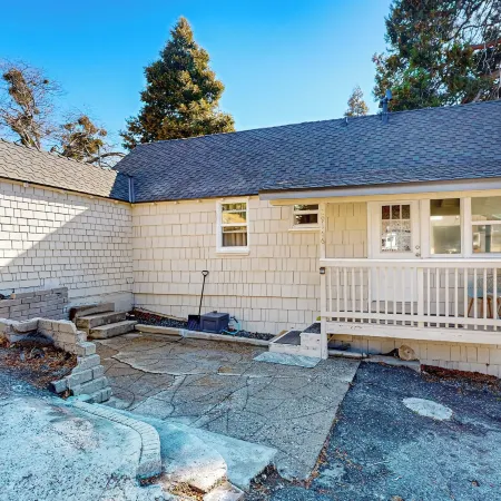 Relaxing Retreat w/ Deck, 1 Mi to Lake Arrowhead!