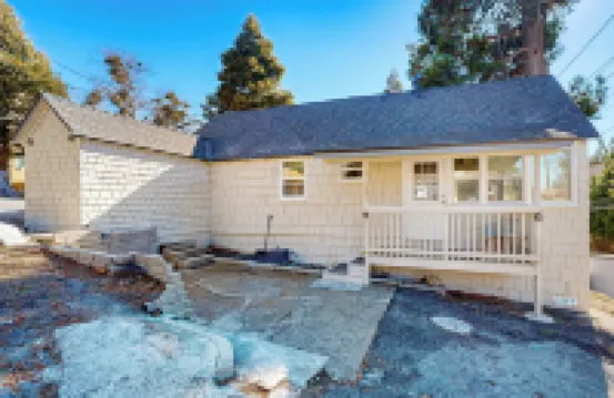 Relaxing Retreat w/ Deck, 1 Mi to Lake Arrowhead!