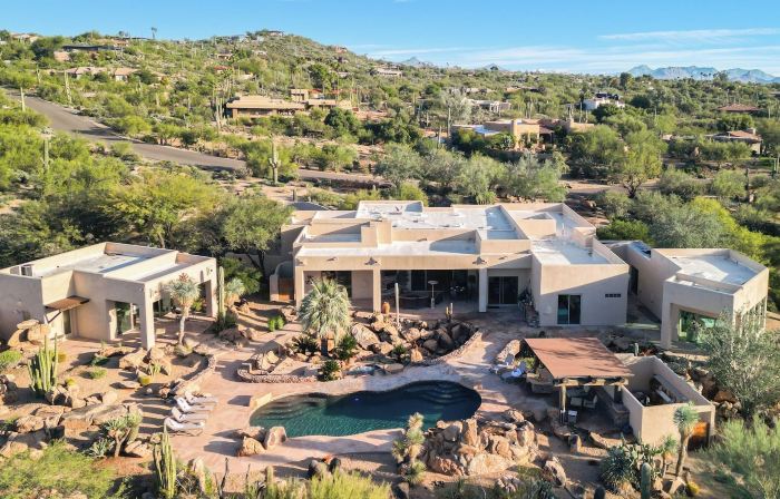 5bdr Oasis w/ Waterfall Pool, Hot Tub, Desert View Desert Cascase by Avantstay