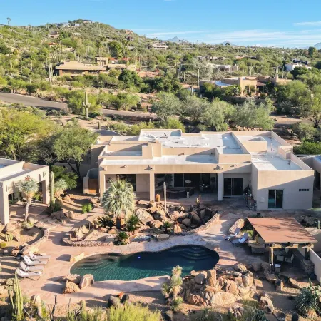 5bdr Oasis w/ Waterfall Pool, Hot Tub, Desert View Desert Cascase by Avantstay