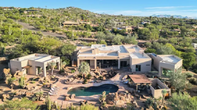 5ベッドルーム オアシス ウィズ ウォーターフォールプール, ホットタブ, デザートビュー デザートカスケード by Avantstay