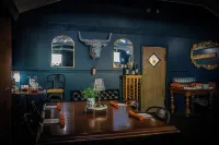 Fall River Hotel and Grazerz Restaurant - 2-Star