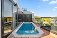 Bright Unit With Secure Parking and Garden Access