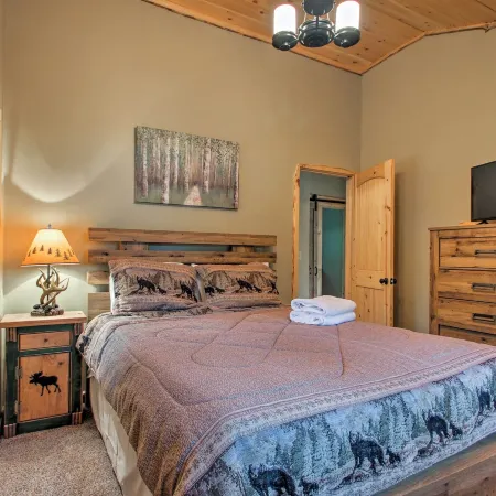 Timber Home Walk to Slopes and N Conway Shops!