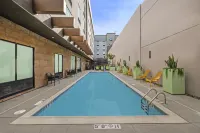 Home2 Suites by Hilton Riverside Downtown - Kolam Renang