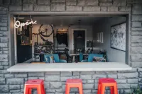 Spoke and Vine Motel - bar