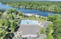 Luxury Retreat with Jacuzzi, Fire Pit and Playroom