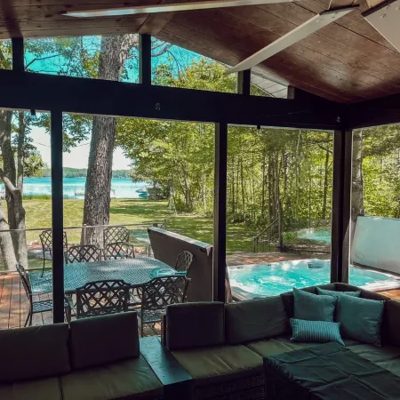 Lakefront Luxury Cabin- Dock, Hot Tub, Firepit, Kayaks, Game Room, Bunk Room