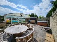 Spa Home with Swimming Pool, Hottub and Sauna - parking