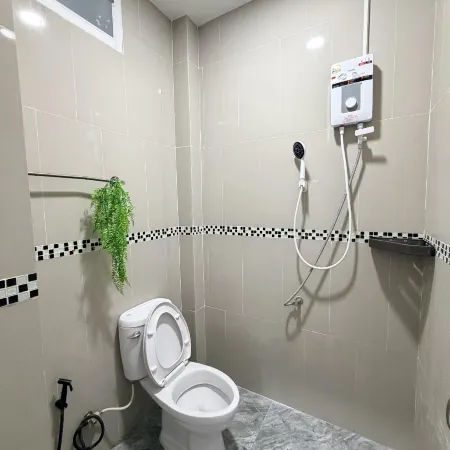 Daily Room LikeHome 400 Baht/Night Отели рядом с достопримечательностью «Ват лонг Кхру»