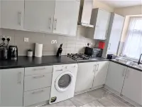 Large & Cozy 5-bed House in a Quiet Dagenham Area