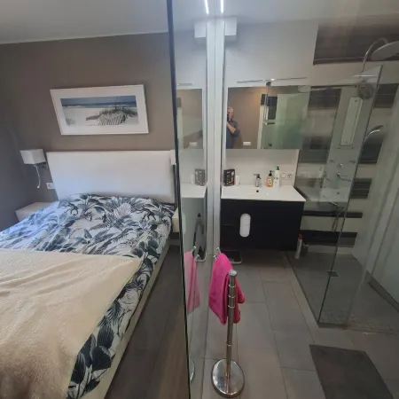 A beautiful beachfront flat for 4 people with a lovely terrace overlooking sea