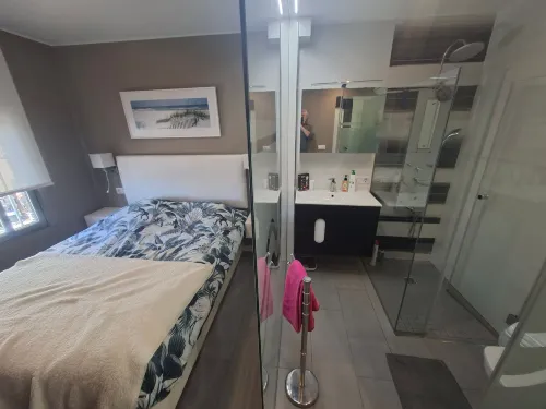 A beautiful beachfront flat for 4 people with a lovely terrace overlooking sea