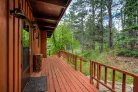 Quiet Cabin on the Cliff + Hot Tub + Stunning Black Hills Views