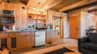 5bdr, Hot Tub, Deck, Firepit Mins to Village & Lake The Hilltop by Avantstay
