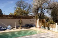 Charming 1818 Farmhouse Retreat with Private Pool in Pensol - สระว่ายน้ำส่วนตัว