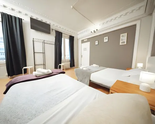 واو هوستل بارسيلونا Hotels near محطة لا بونانوفا لسكك إف جي سي الحديدية