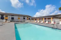 Super 8 by Wyndham Biloxi