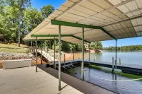 Game Room, Dock & More! Panoramic Lakefront Oasis - 4 tähden