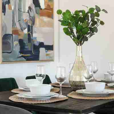 Chic City Apt Near Americana Glendale Dining/Meeting Rooms