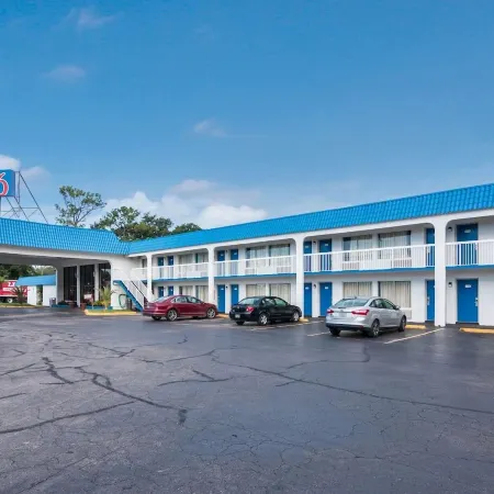Motel 6 Daytona Beach, FL - Speedway Отели рядом с достопримечательностью «Аттракцион Daytona 500 Experience»