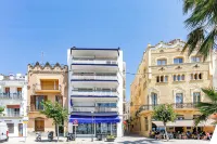 Newly Renovated Beachfront Apartment Ideally Located in Penelope - إطلالة على البحر