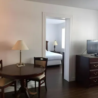 دوفيرناي ستوديوز آند سويتس Hotels near جامعة كارلتون