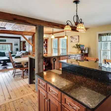 Hot Tub! All-Season Ludlow Family Getaway