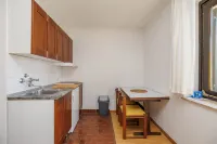 Cozy Studio Retreat in Malinska-Dubašnica with Garden View - 4성급
