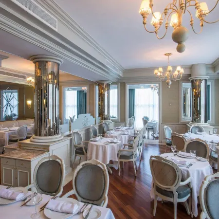 Bourbon Curitiba Convention Hotel Отели рядом с достопримечательностью «Площадь Тирадентис»