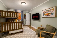 Mid‑Century Retreat • Near Breweries • Sleeps 12 - シャレー
