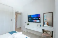 Oasis Retreat | Sleeps 4 | Free Airport Transfer - 2-Star