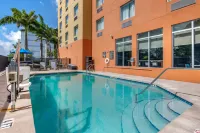 Comfort Suites Fort Lauderdale Airport South & Cruise Port - مسبح