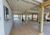 Pedestrian Beach Front 3- bedroom house in Surfside Beach - de playa